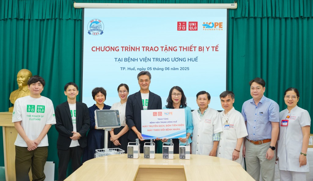 UNIQLO Việt Nam đã trao tặng 7 thiết bị y tế, gồm 4 máy truyền dịch, 2 bơm tiêm điện và 1 máy theo dõi bệnh nhân, với tổng trị giá 200 triệu đồng, nhằm góp phần nâng cao chất lượng điều trị cho các bệnh nhi tại đây