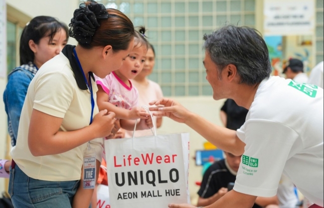 UNIQLO cùng Quỹ Hy vọng trao tặng thiết bị y tế cho Bệnh viện Trung ương Huế