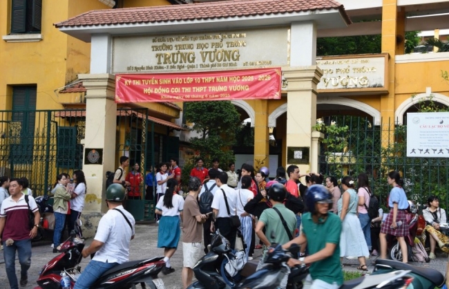 Gần 80.000 học sinh TP Hồ Chí Minh bắt đầu thi lớp 10