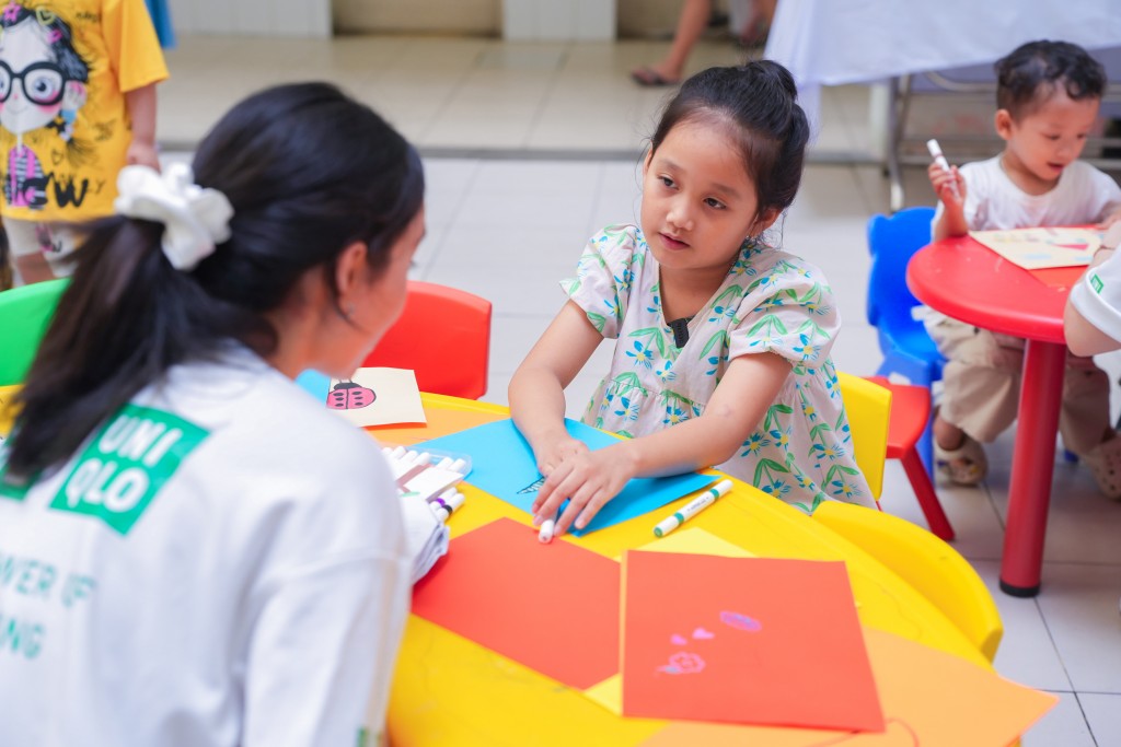 Cùng ngày, hoạt động vẽ tranh với chủ đề “Điều em yêu thương” cũng đã diễn ra, mang đến niềm vui, sự lạc quan cho các “chiến binh nhí”.(1)