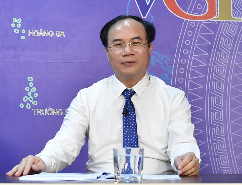 Thứ trưởng Bộ Xây dựng Nguyễn Văn Sinh phân tích ý nghĩa và những nét nổi bật của Nghị quyết 201/2025/QH15 về thí điểm một số cơ chế chính sách đặc thù phát triển nhà ở xã hội - Ảnh: VGP/Dương Tuấn