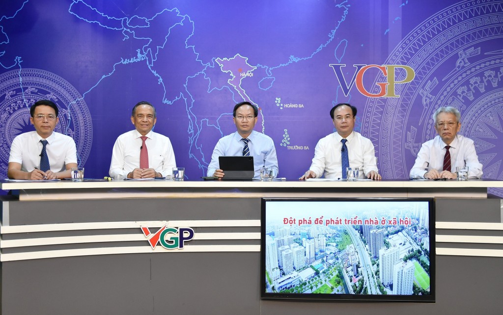 Các vị khách mời tham gia Tọa đàm (từ phải sang trái): TS. Nguyễn Sĩ Dũng, nguyên Phó Chủ nhiệm Văn phòng Quốc hội, điều phối chương trình Tọa đàm; Thứ trưởng Bộ Xây dựng Nguyễn Văn Sinh; Phó Chủ tịch UBND tỉnh Bắc Giang Phạm Văn Thịnh; ông Lê Hoàng Châu, Chủ tịch Hiệp hội Bất động sản TPHCM; ông Phạm Tiến Dũng – Chủ tịch HĐQT Công ty Cổ phần Cát Tường - Ảnh: VGP/Dương Tuấn