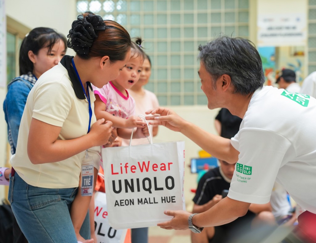 UNIQLO và Quỹ Hy vọng cũng tổ chức hoạt động trao quà cho các bệnh nhi, bao gồm 100 áo khoác chống tia UV và 100 hộp quà cho các em bệnh nhi có hoàn cảnh khó khăn