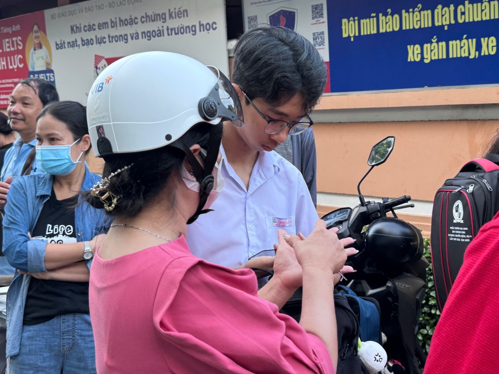 Gần 80.000 học sinh TP Hồ Chí Minh bắt đầu thi lớp 10