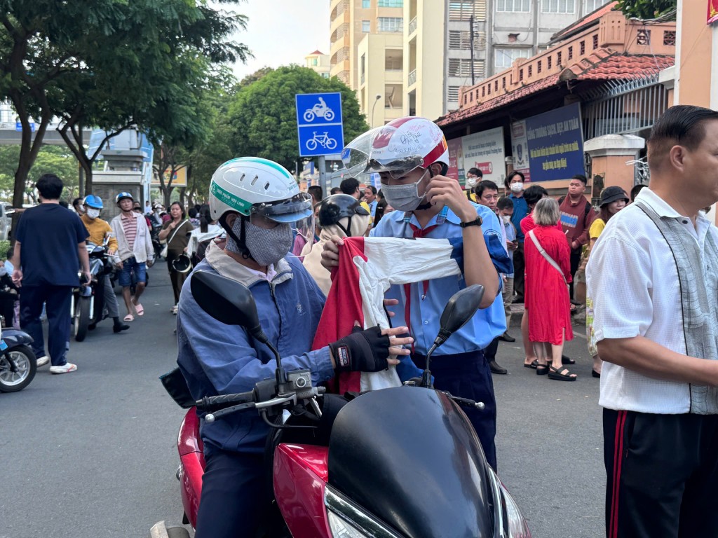 Phụ huynh ân cần dặn dò con em trước khi vào trong