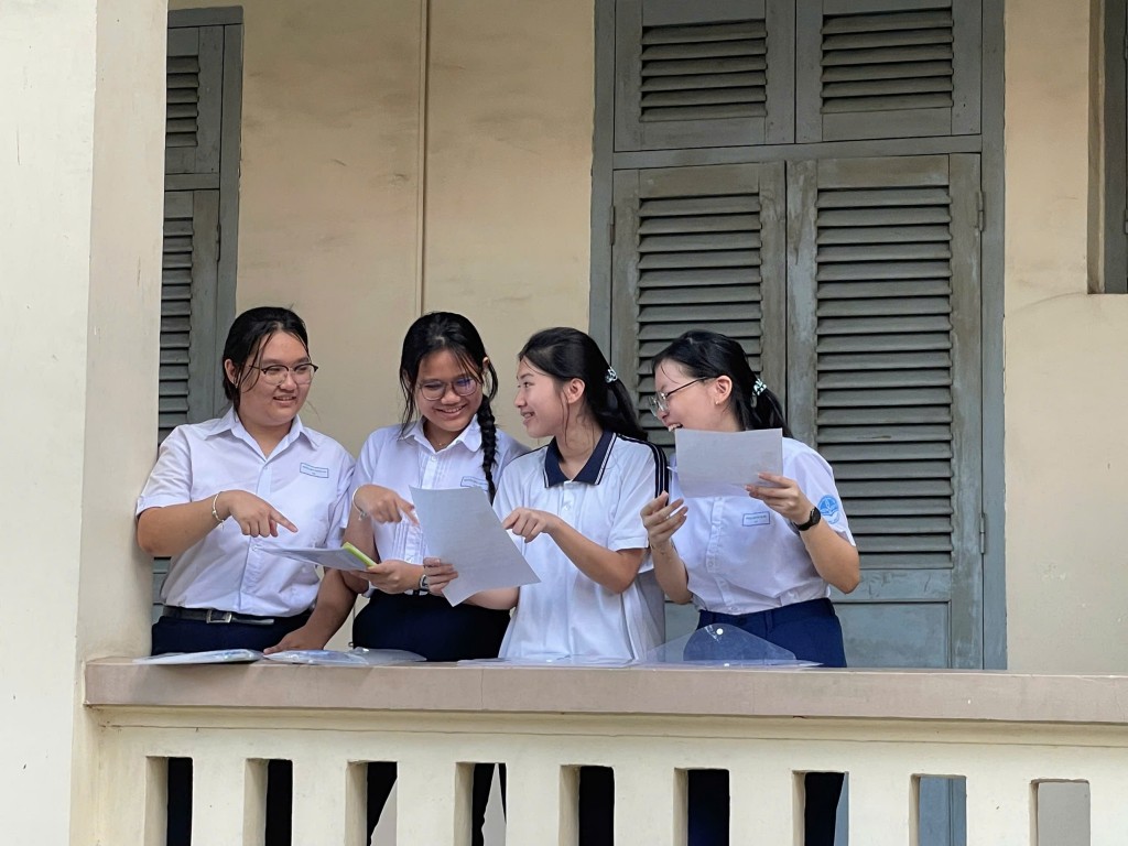 Phương Thu và Hải My tranh thủ ôn lại bài cùng các bạn trước khi vào phòng