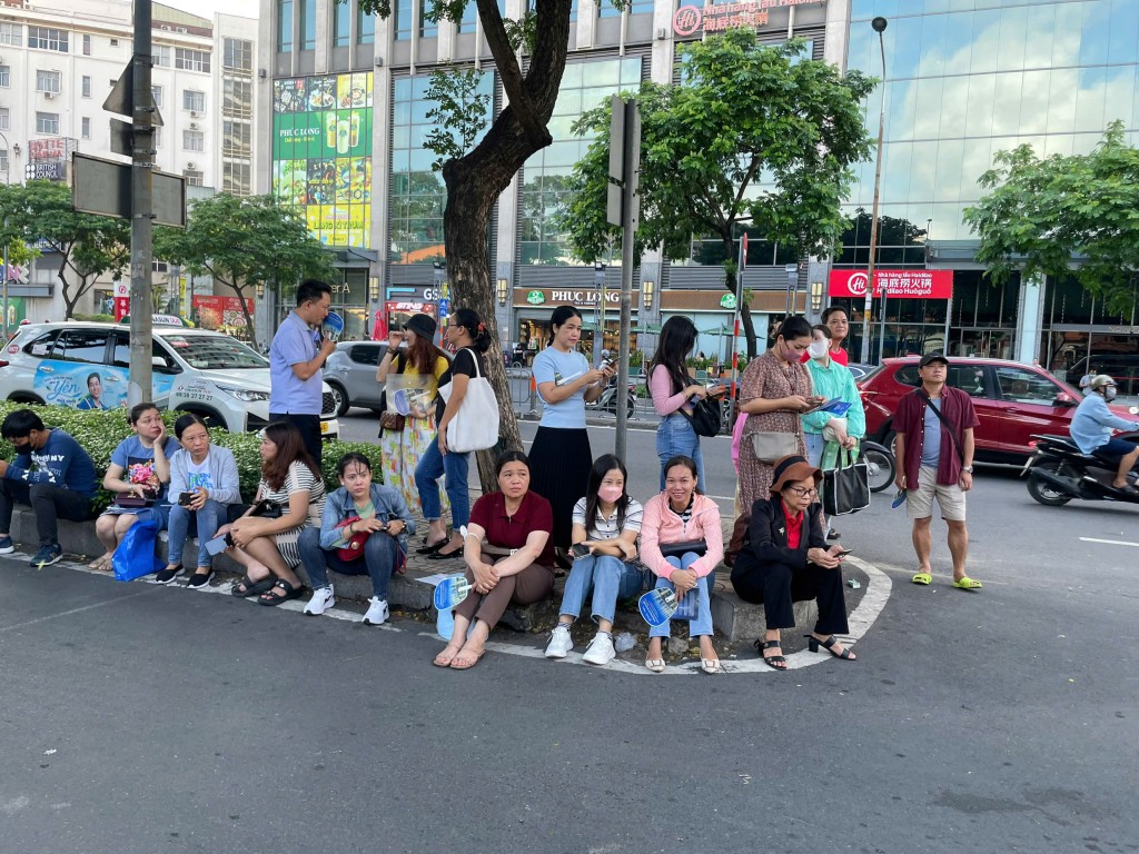 Nhiều phụ huynh vì lo lắng nên chọn ở lại để đợi con thi xong