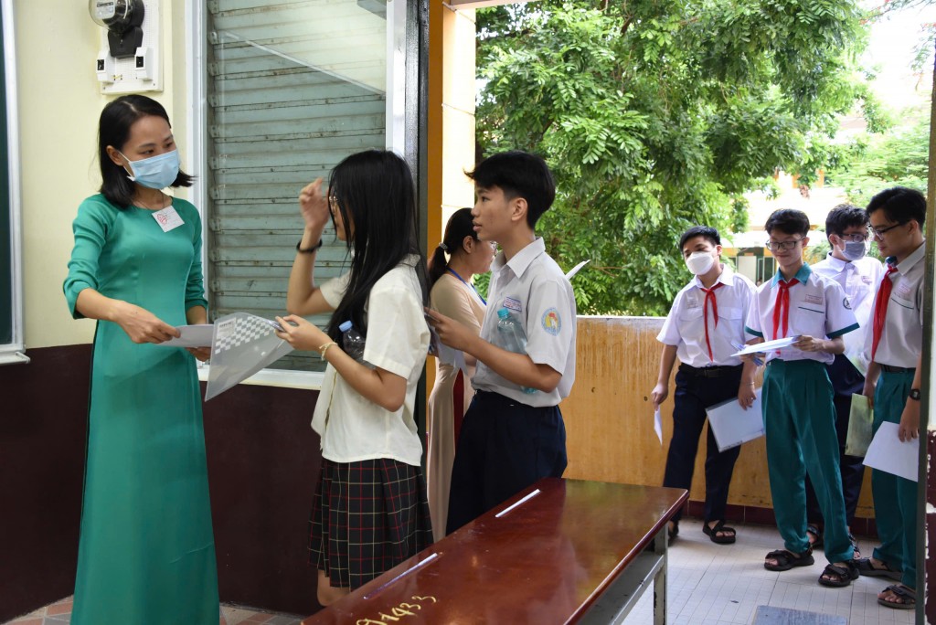 Khoảng 7h15 phút, các thi sinh bắt đầu bước vào phòng thi, chuẩn bị cho bài thi Ngữ Văn đầu tiên