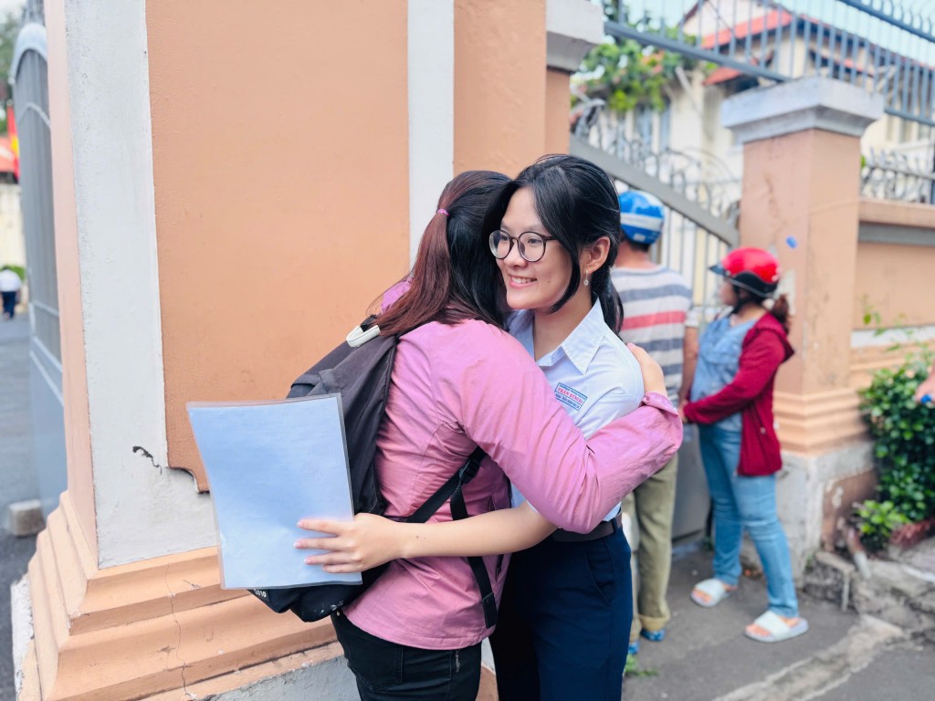 Chị Lệ Hằng ôm động viên con gái trước khi bước vào phòng thi
