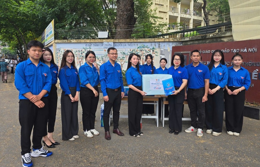 Trao yêu thương - Tiếp lửa mùa thi cùng tuổi trẻ Thủ đô