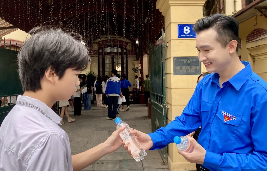 Áo xanh rực sáng mùa thi
