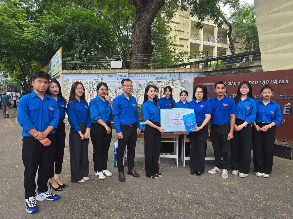 Đồng chí Vũ Thị Minh Hằng thăm, động viên, tặng quà đội hình tiếp sức màu thi tại điểm trường THPT Nguyễn Gia Thiều, Long Biên