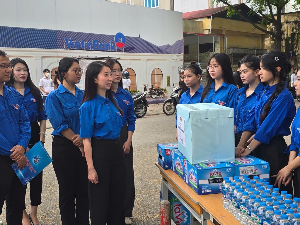 Lãnh đạo Thành đoàn dặn dò các bạn tình nguyện viên trước khi thực hiện nhiệm vụ