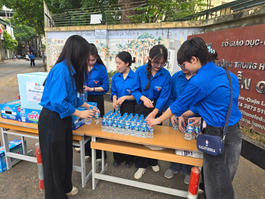 Áo xanh tình nguyện chuẩn bị nước uống để tặng miễn phí cho thí sinh