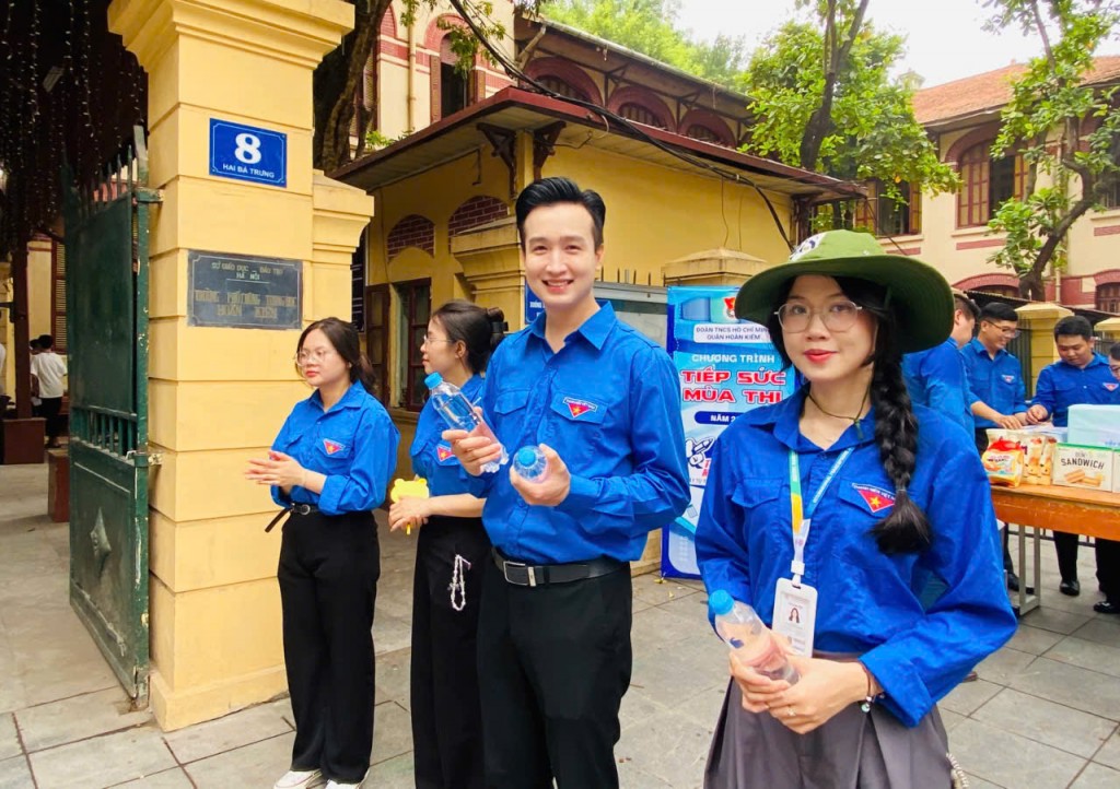 Các bạn thanh niên tình nguyện