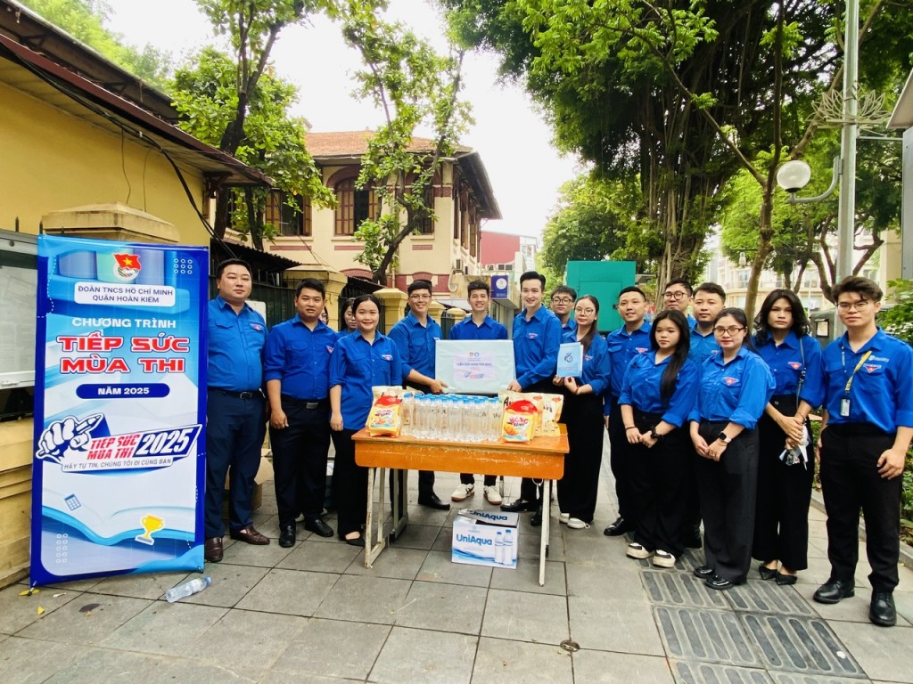 tặng quà đội hình Tiếp sức mùa thi