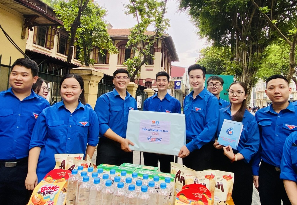 Áo xanh rực sáng mùa thi