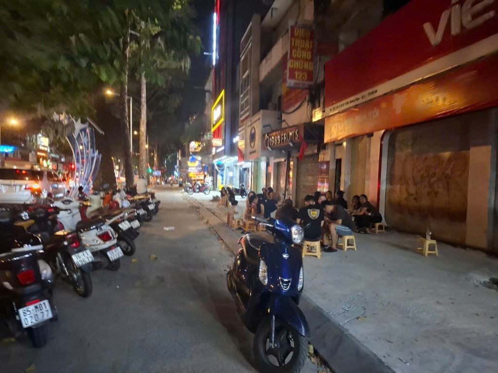 Vỉa hè trước khi lát gạch