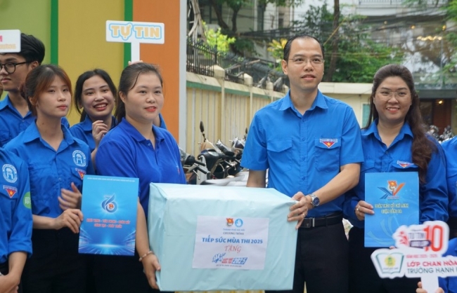 "Tiếp lửa" đội hình "Tiếp sức mùa thi"