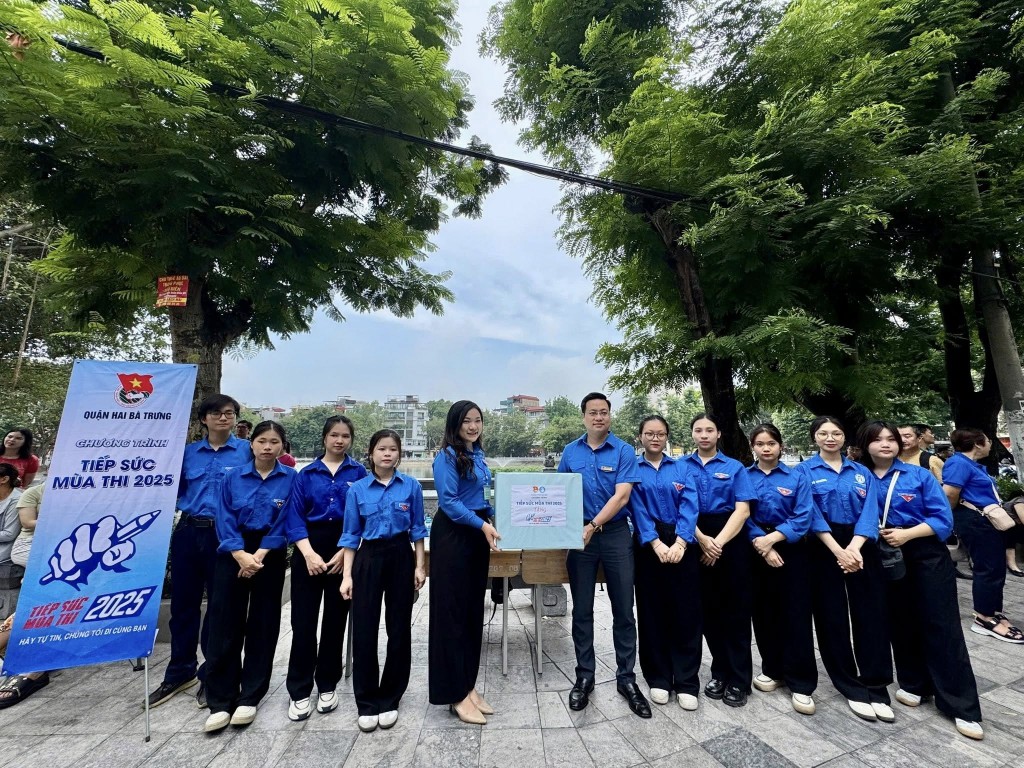 Phó bí thư Thành đoàn Hà Nội Trần Quang Hưng  trao tặng quà tới các tình nguyện viên quà