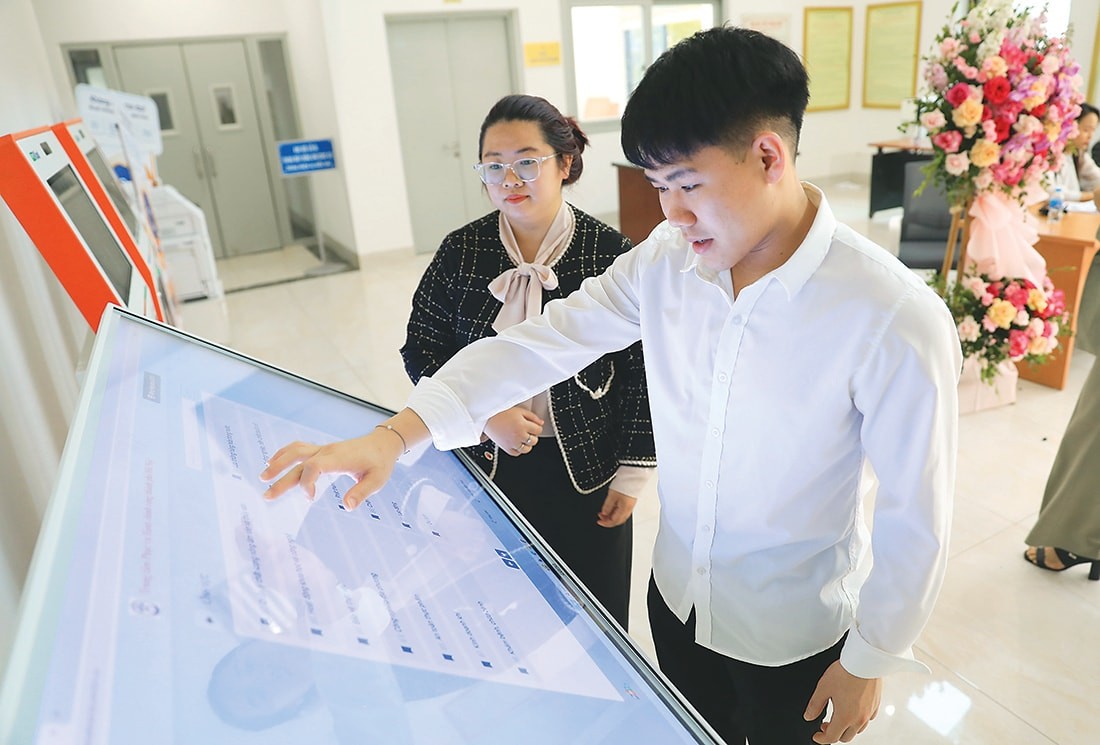 Người dân tra cứu các dịch vụ hành chính công trên cổng thông tin điện tử