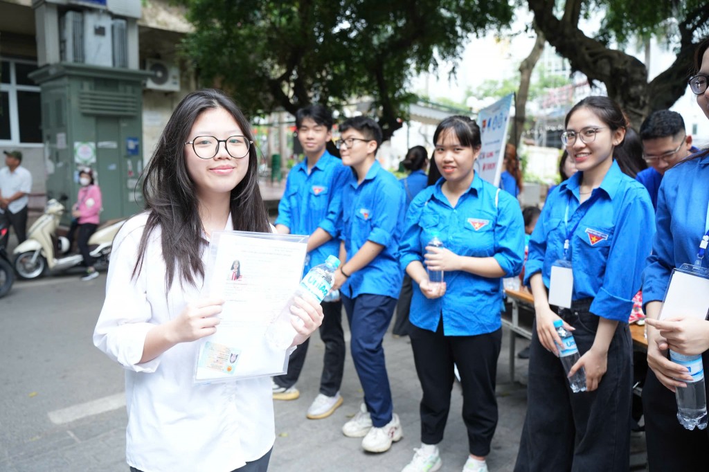 Thí sinh có mặt ở điểm thi từ sớm để làm thủ tục dự thi vào lớp 10