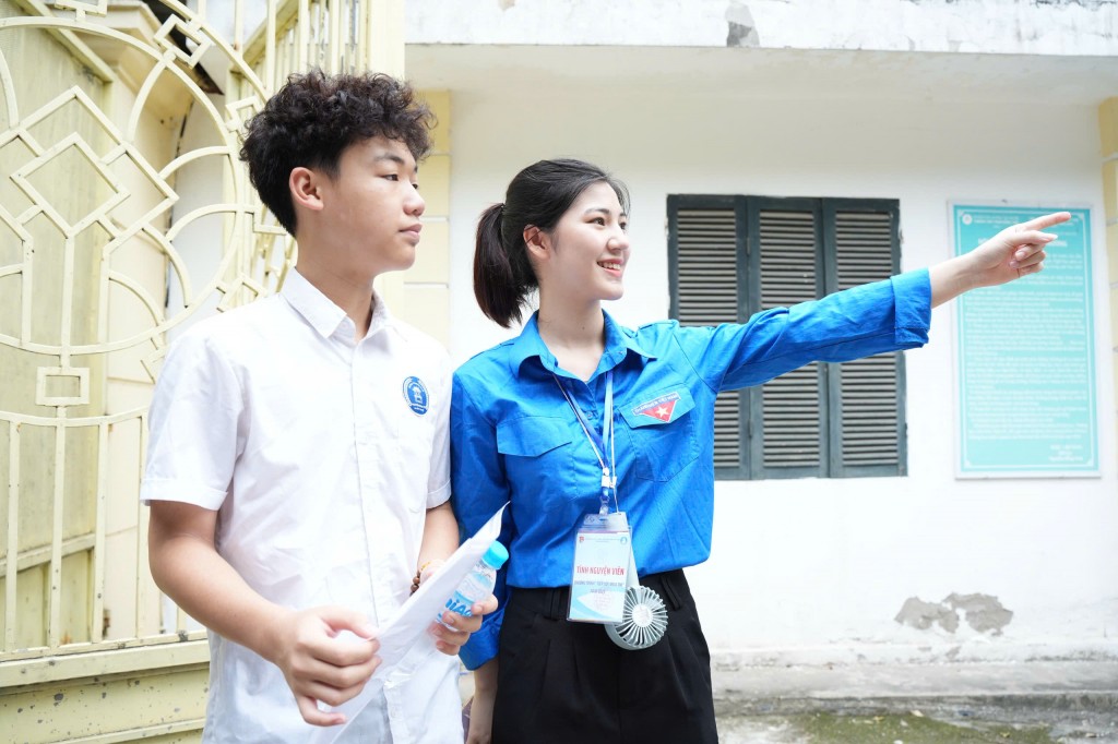 Thí sinh được thanh niên tình nguyện hướng dẫn vào điểm thi