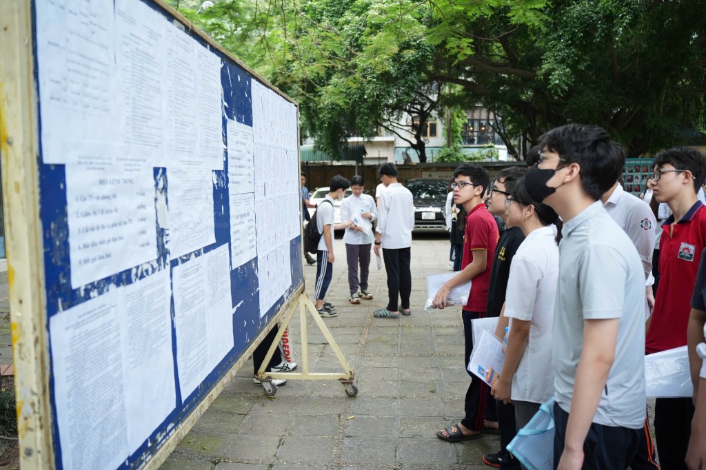 Các em xem sơ đồ phòng thi, danh sách thí sinh được niêm yết ở khu vực sân trường