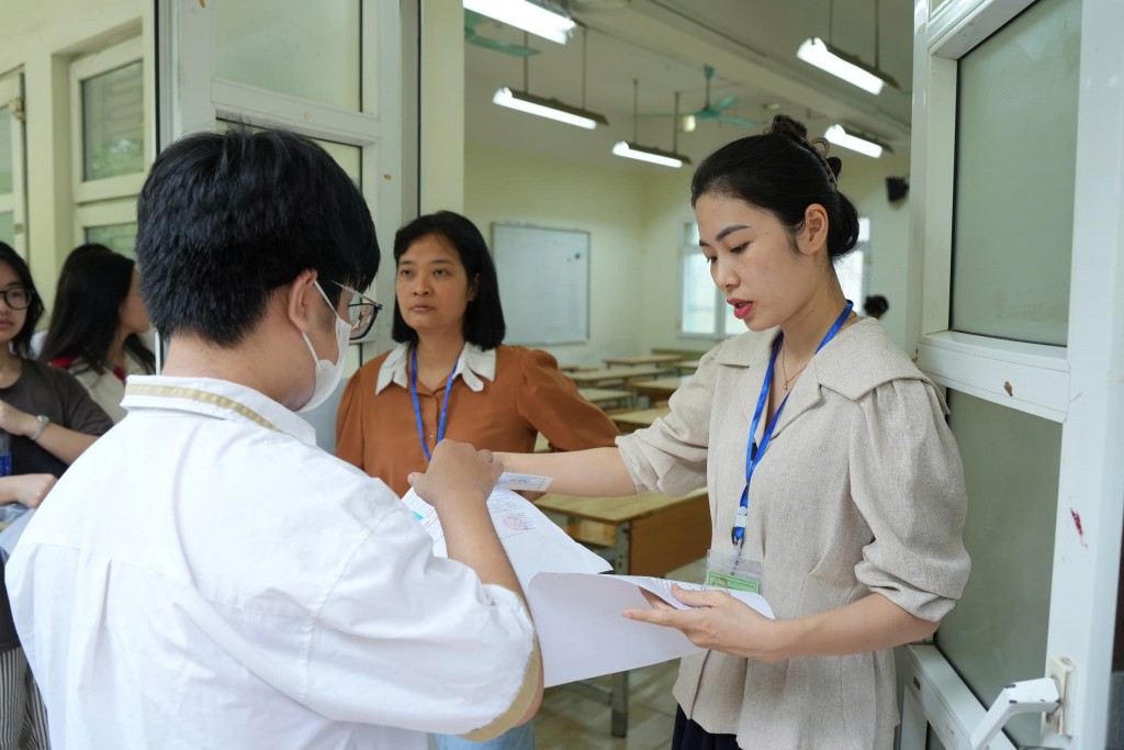 Cán bộ coi thi đối chiếu thông tin thí sinh