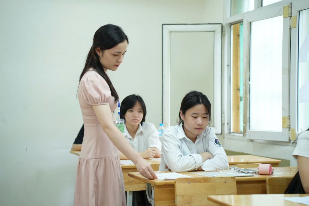Trong ngày làm thủ tục dự thi, thí sinh rà soát, đối chiếu lại thông tin trên phiếu báo dự thi