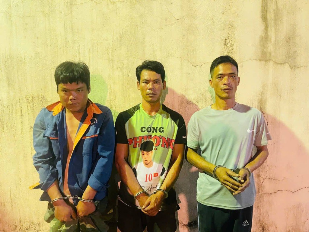 Từ trái qua phải là các đối tượng: Nghĩa, Bôn và Khánh tại cơ quan Công an