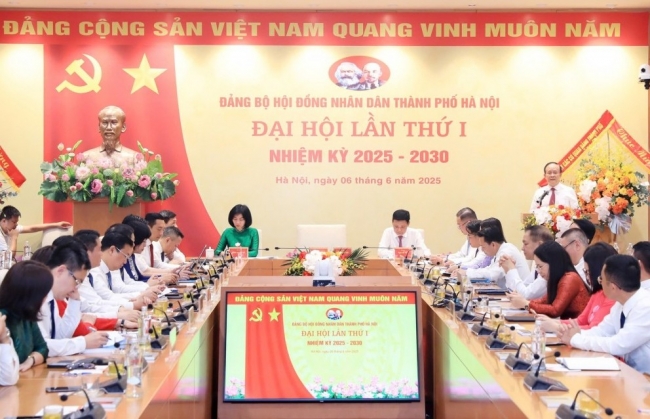 Đổi mới mạnh mẽ phương thức hoạt động của Đảng, gương mẫu đi đầu