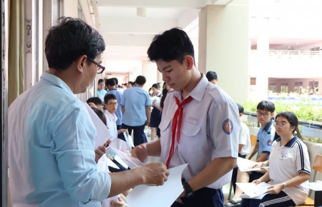 Học sinh TP Hồ Chí Minh bắt đầu làm bài thi môn Ngoại ngữ