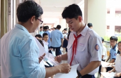 Học sinh TP Hồ Chí Minh bắt đầu làm bài thi môn Ngoại ngữ