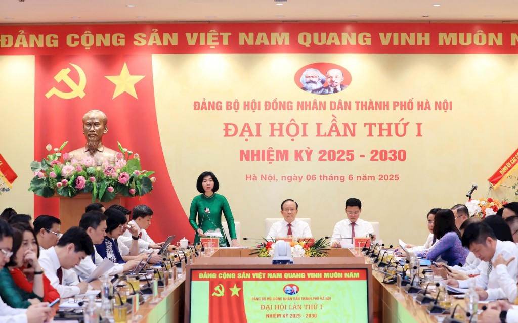 Đổi mới mạnh mẽ phương thức hoạt động của Đảng, gương mẫu đi đầu