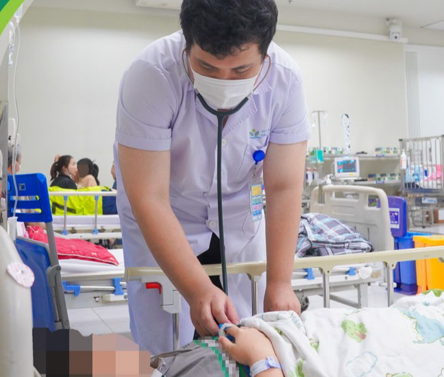 Bác sĩ thăm khám cho một bệnh nhi bị ngộ độc tại khoa Cấp cứu và Chống độc, Bệnh viện Nhi Trung ương