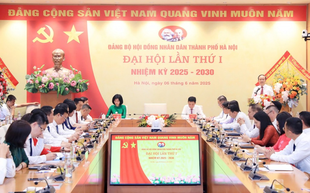 Đổi mới mạnh mẽ phương thức hoạt động của Đảng, gương mẫu đi đầu