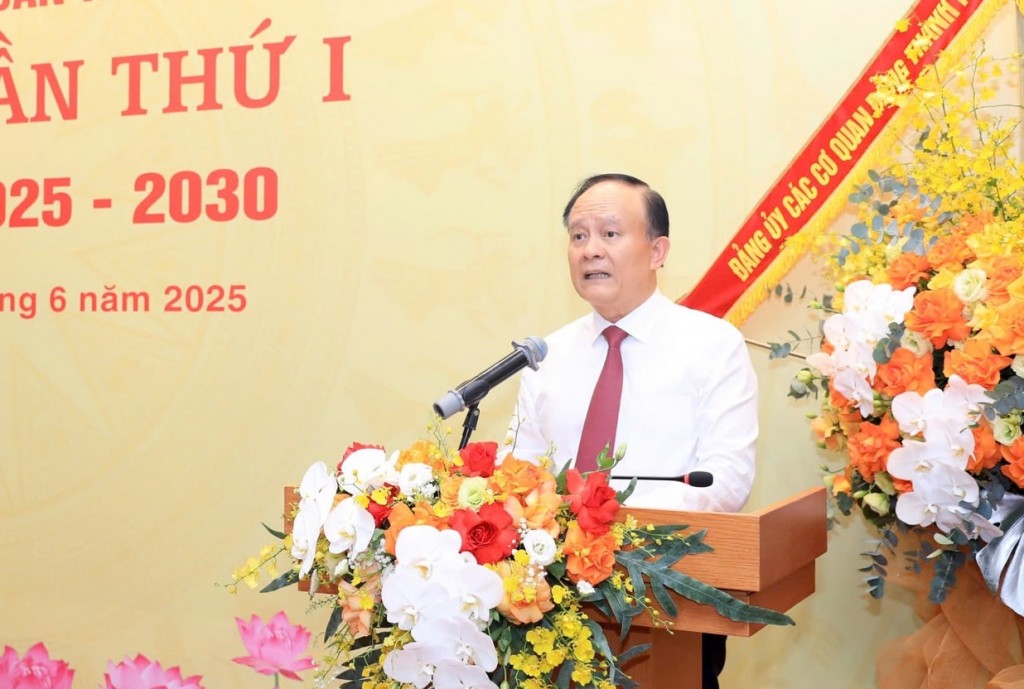 Đổi mới mạnh mẽ phương thức hoạt động của Đảng, gương mẫu đi đầu