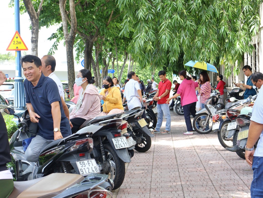Phụ huynh ở lại chờ con em trước điểm trường