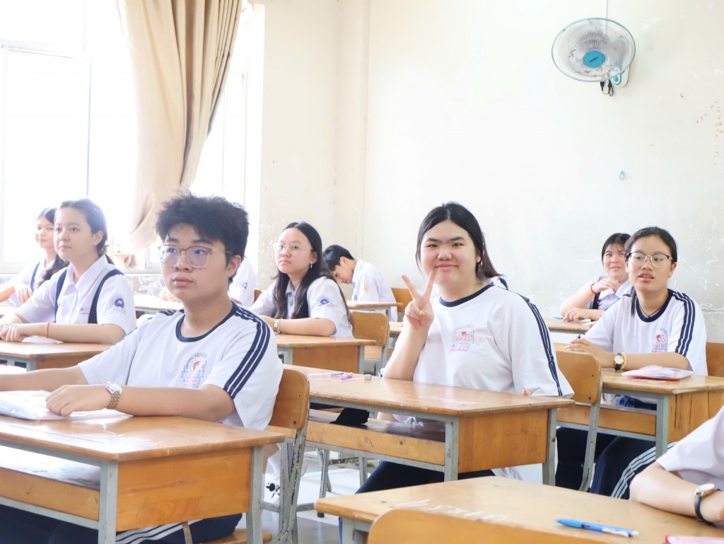 Các em thí sinh bước vào buổi thi môn Ngoại ngữ