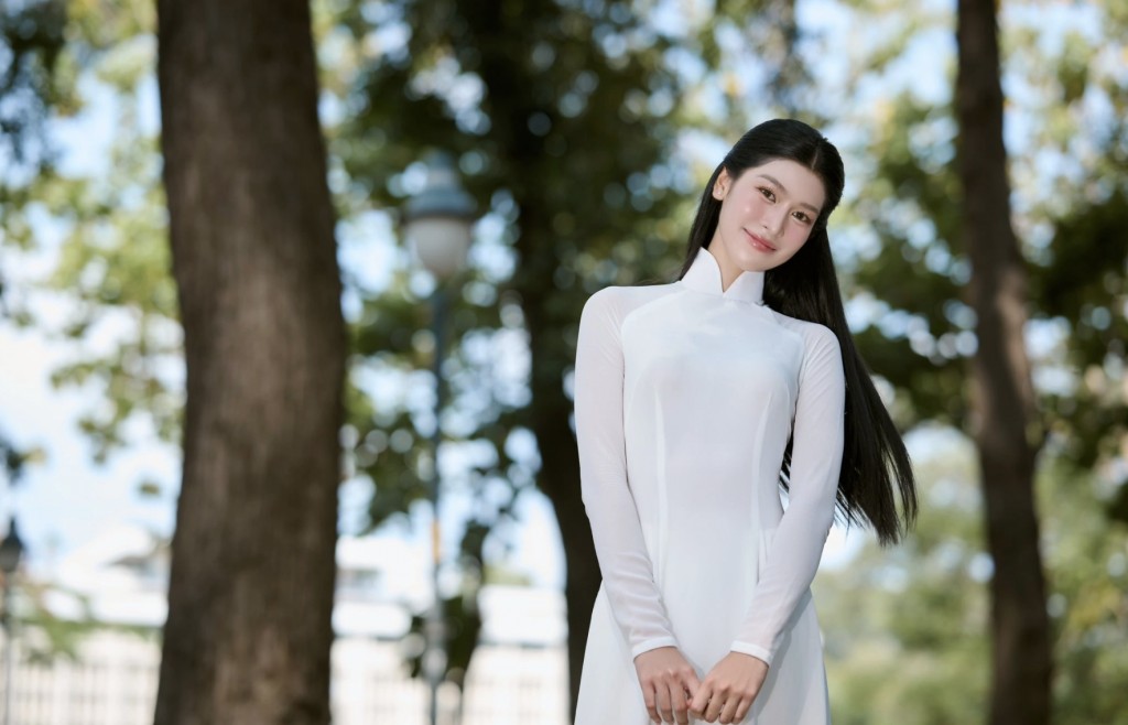 Cô gái xinh, giỏi hai ngoại ngữ - hình mẫu công dân toàn cầu
