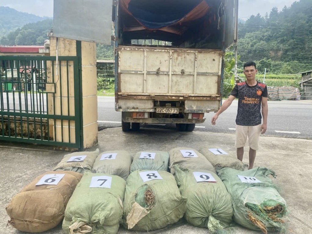 Đối tượng Mùng Văn Tài cùng tang vật bị Đồn Biên phòng Cửa khẩu Sóc Giang bắt giữ.