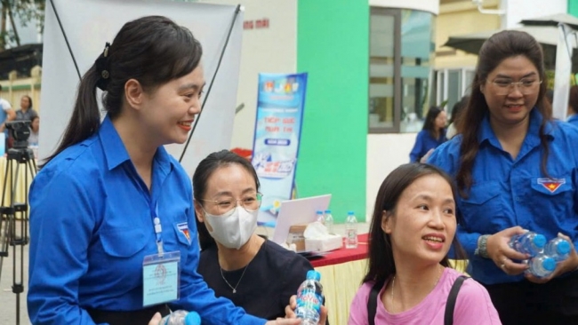 Vơi bớt lo âu nhờ những "áo xanh tình nguyện mùa thi"