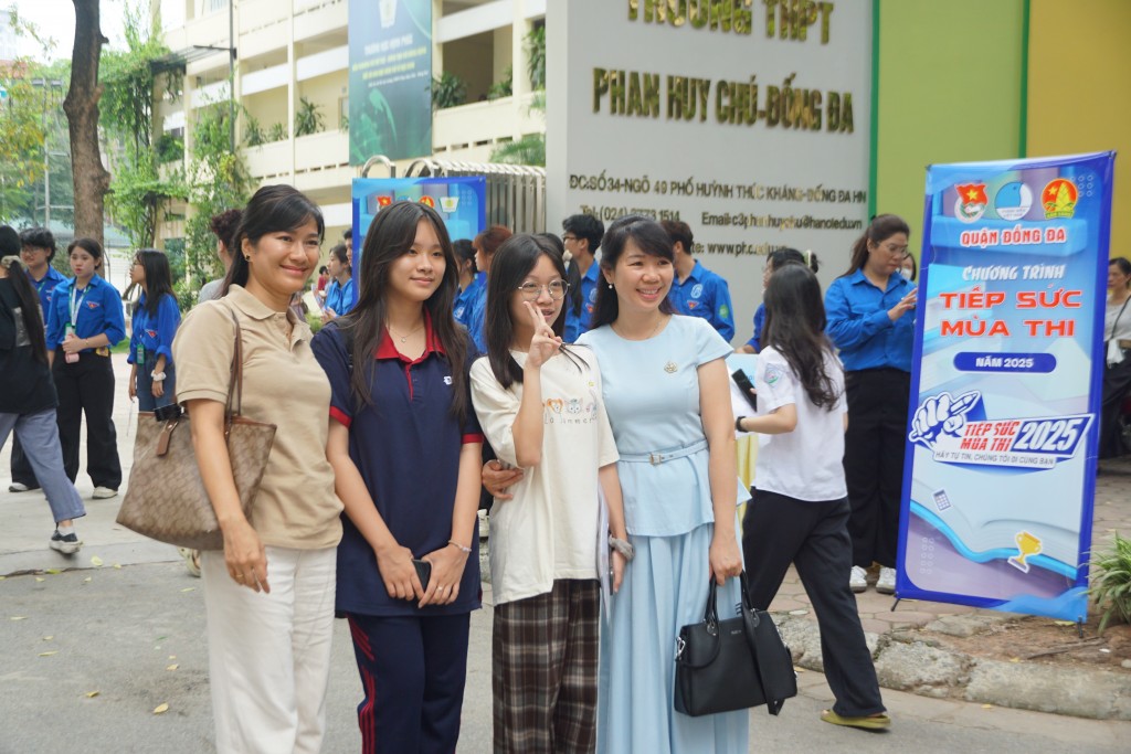 Phụ huynh vơi bớt lo âu mùa thi bên những ‘tình nguyện áo xanh’” Phụ huynh vơi bớt lo âu mùa thi bên những ‘tình nguyện áo xanh’”