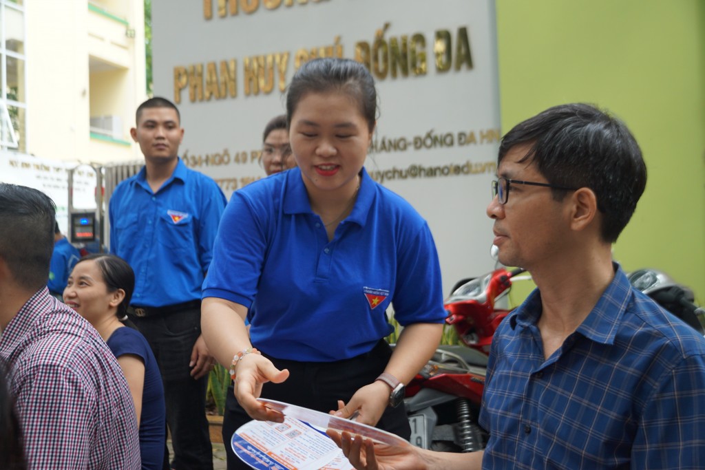 Phụ huynh vơi bớt lo âu mùa thi bên những ‘tình nguyện áo xanh’”