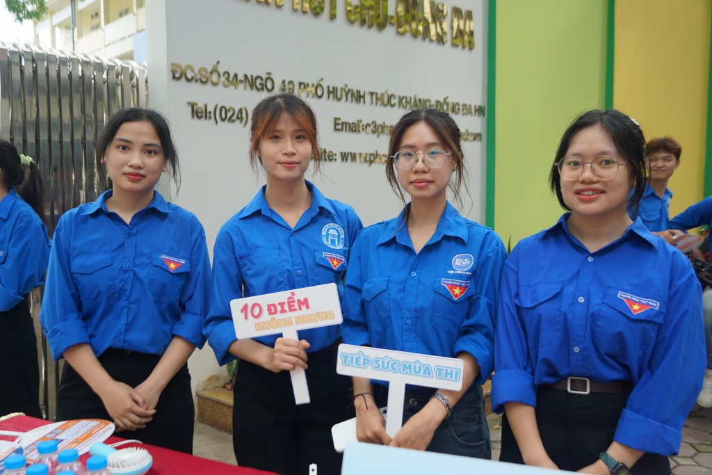 Phụ huynh vơi bớt lo âu mùa thi bên những ‘tình nguyện áo xanh’”
