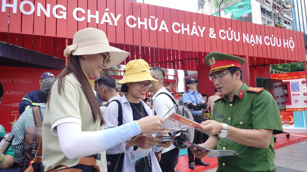 Xuyên suốt những ngày diễn ra sự kiện, khu vực trải nghiệm đã thu hút hàng ngàn lượt người dân, du khách, đặc biệt là các em nhỏ, thanh thiếu niên đến tham quan, học hỏi. Mọi người đã được trực tiếp tham gia các hoạt động đầy bổ ích và lý thú