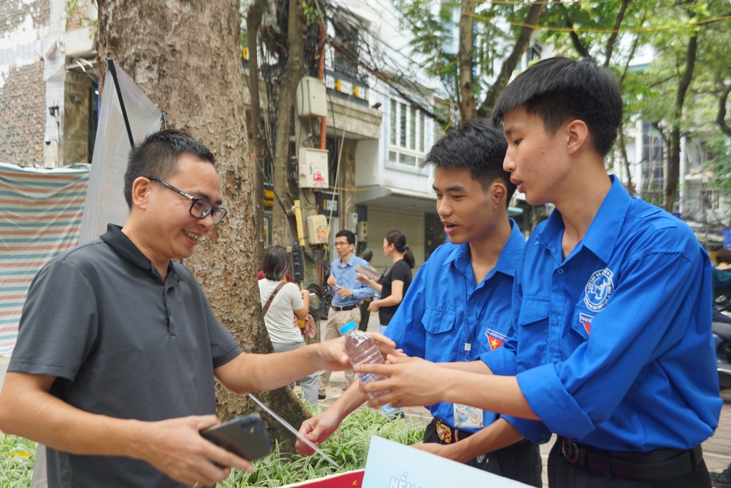 Phụ huynh vơi bớt lo âu mùa thi bên những ‘tình nguyện áo xanh’” Phụ huynh vơi bớt lo âu mùa thi bên những ‘tình nguyện áo xanh’”
