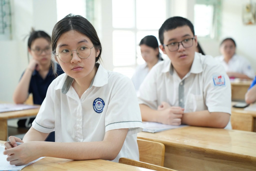 Thí sinh chính thức thi vào lớp 10 với môn đầu tiên - Ngữ văn. Ảnh: Phạm Mạnh