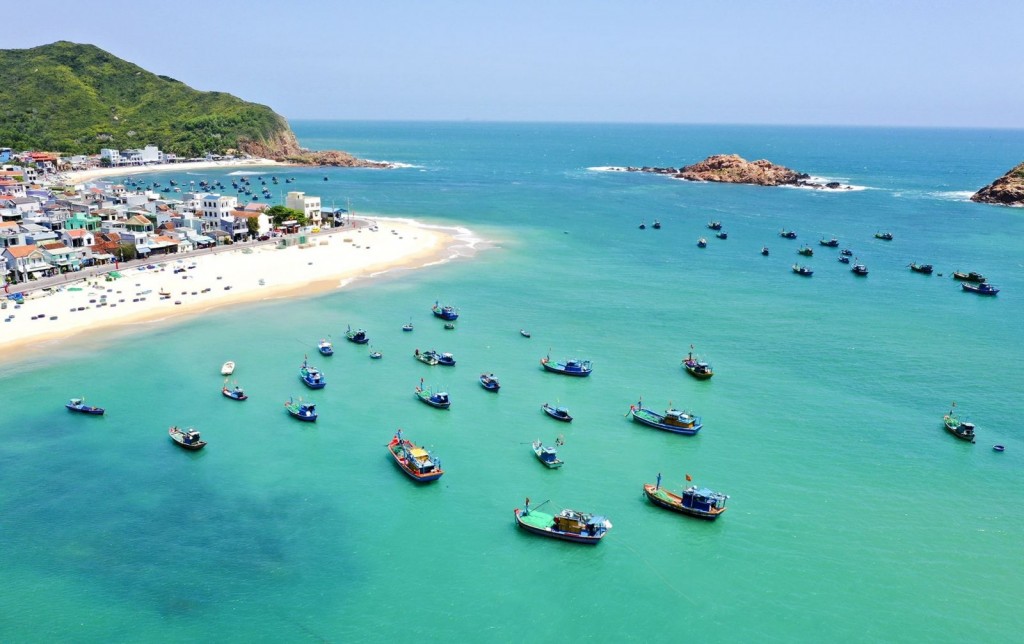 Hòn Khô nổi tiếng các rạn san hô xinh đẹp phát triển và trải rộng khắp, cùng với làn nước biển xanh trong hút du khách đến với Bình Định (Ảnh: zoomtravel.vn)